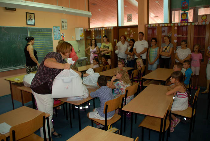 MNT beiskolázási csomagosztás Szenttamáson, 2015. szept. 2.